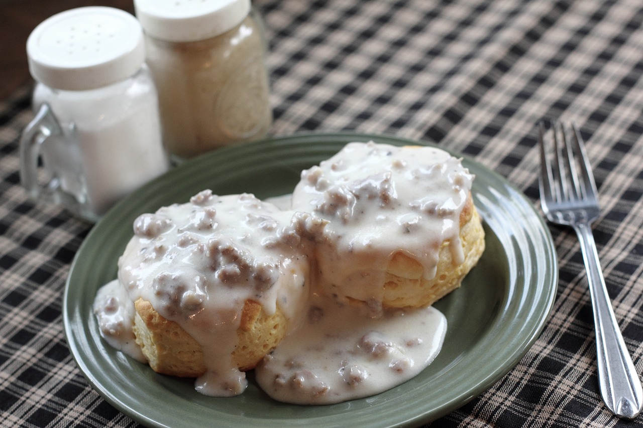 biscuits, gravy, breakfast-472409.jpg