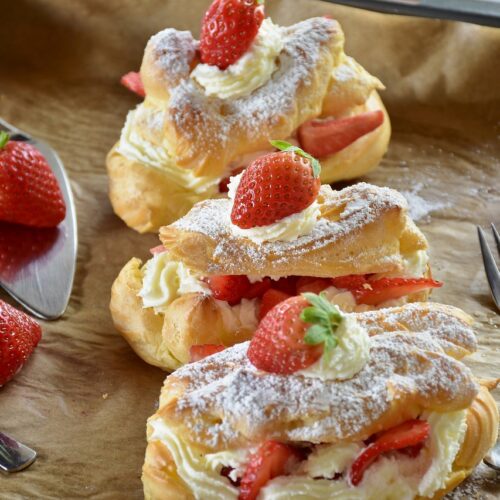 eclair, strawberrycake, strawberries-3366430.jpg